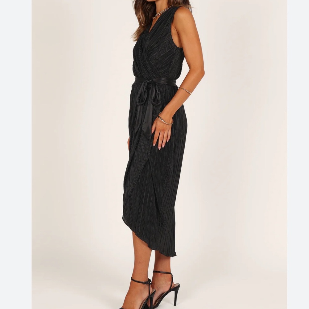 NWT🖤Petal & Pup 🖤 Black Poitre Pleated Wrap Midi Dress. Size XS